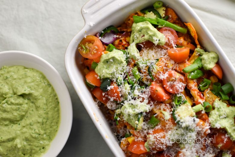 Nachoschotel met BBQ pulled chicken met pittige guacamole