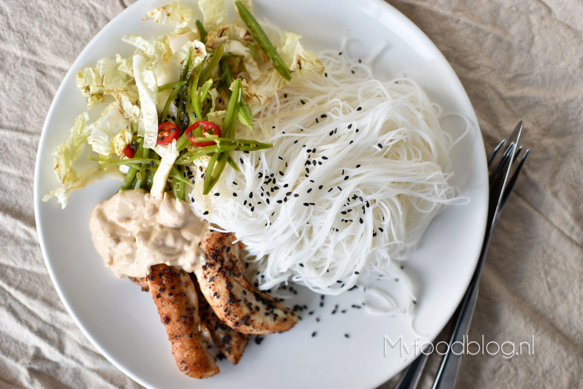 Rijstnoodles, five spice kip en frisse Aziatische salade