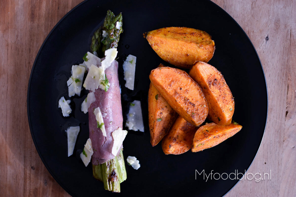 Groene asperges met pastrami en Parmezaan
