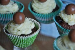 Feestelijke chocolade cupcakes