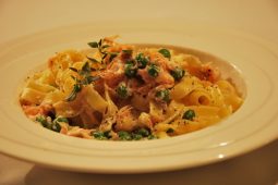 Tagliatelle met zalm, roomsaus en erwten
