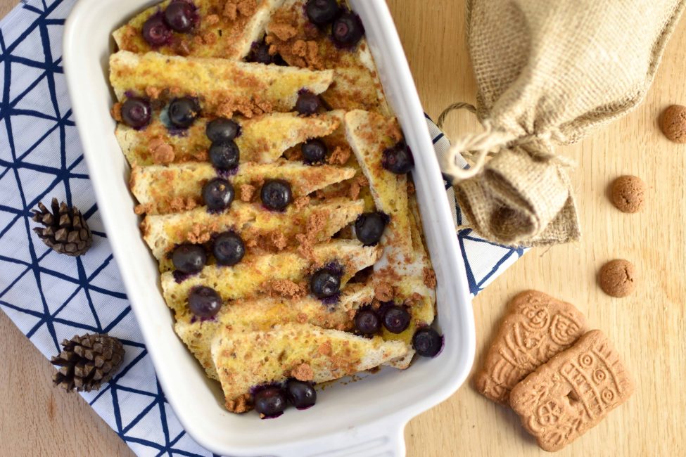 Broodpudding met blauwe bessen en speculaas