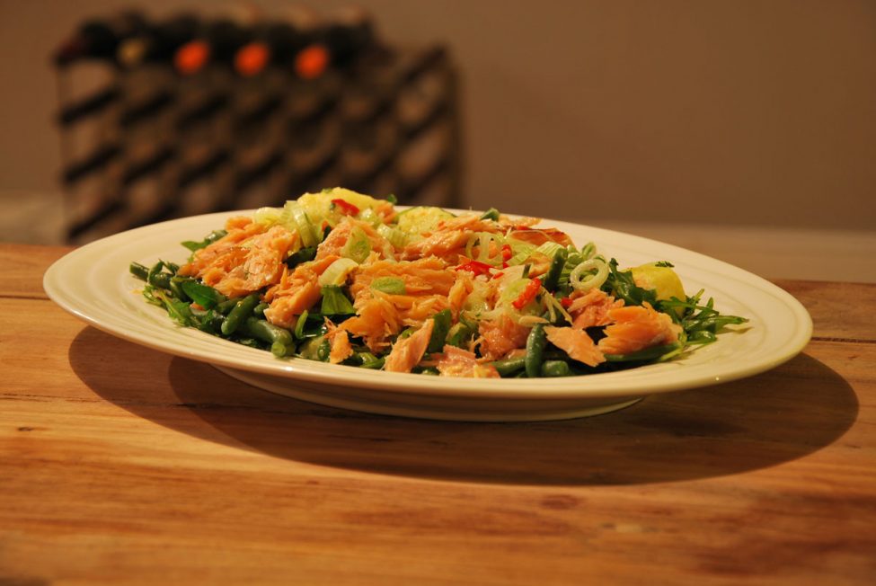 Frisse en pittige groene salade met warmgerookte zalm