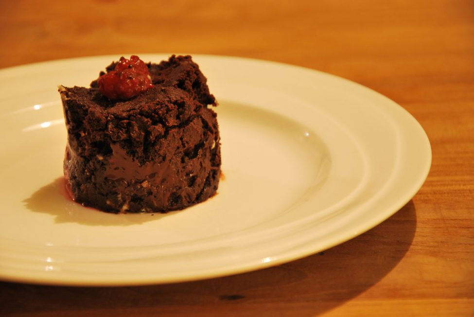 Fudgy brownies met double chocolate, frambozen en pecannoten