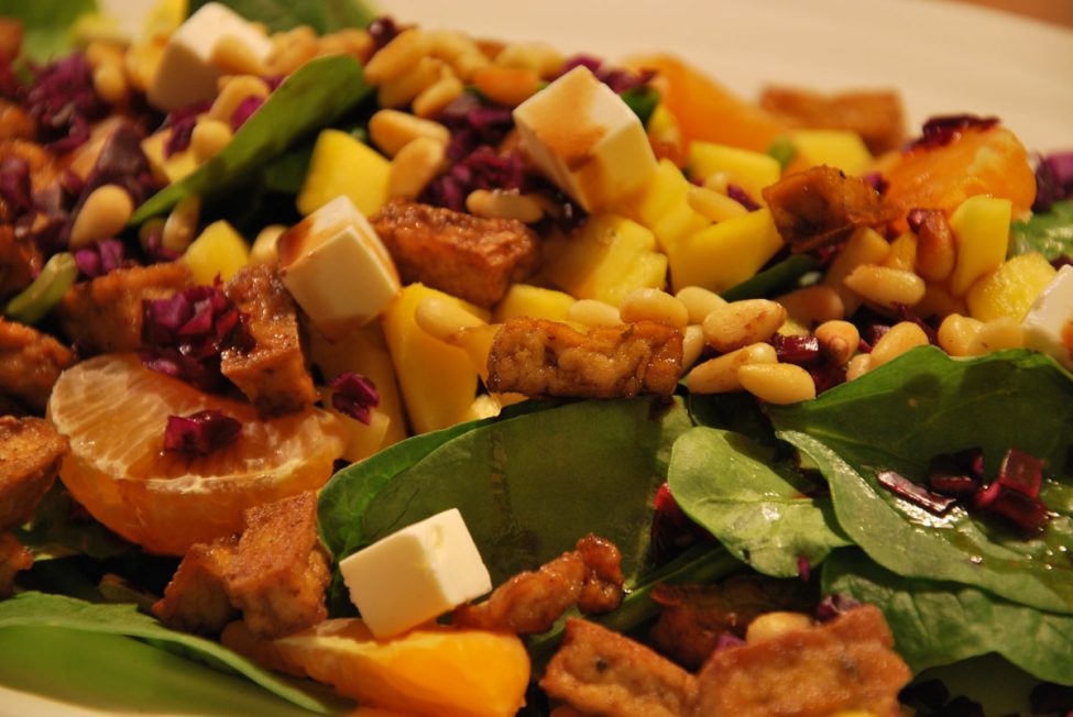 Superfood Sunday: vega gezonde salade met mango, spinazie en tofu