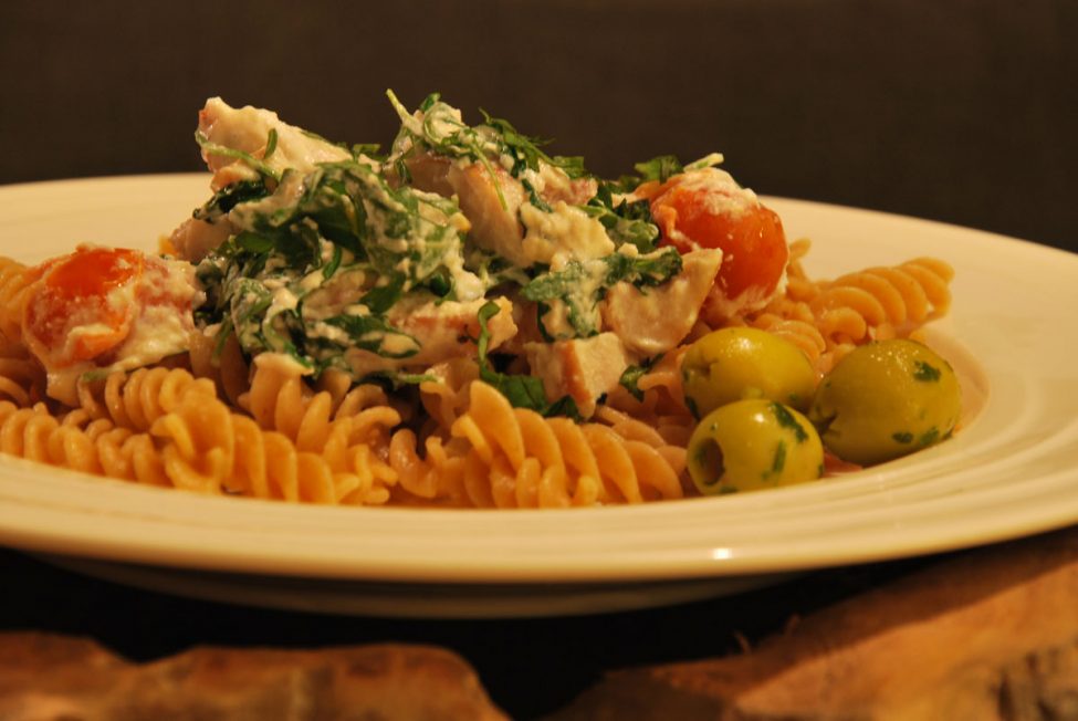 Italian cuisine: simpele pasta met gerookte kip
