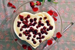 Valentijnstaart van witte chocolade en frambozen