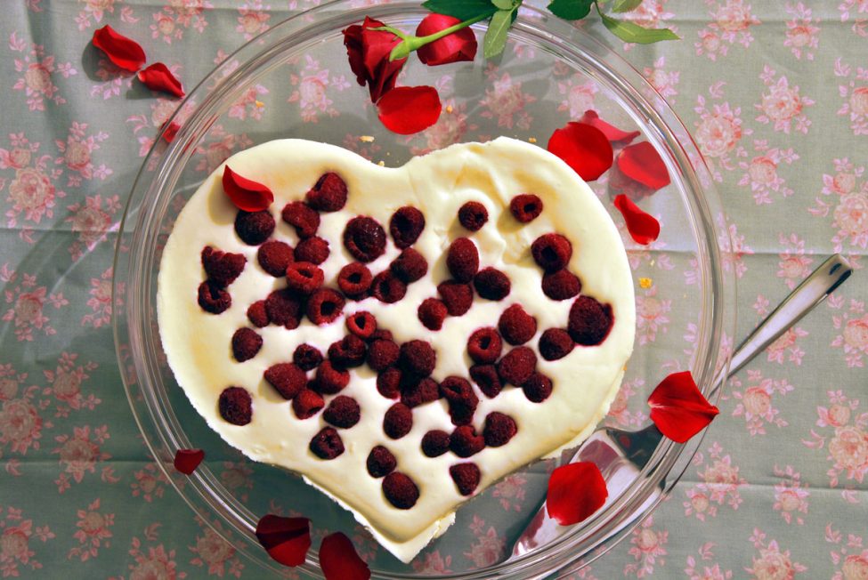 Valentijnstaart van witte chocolade en frambozen