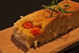 Italian cuisine: Focaccia met rozemarijn, zeezout en cherrytomaatjes