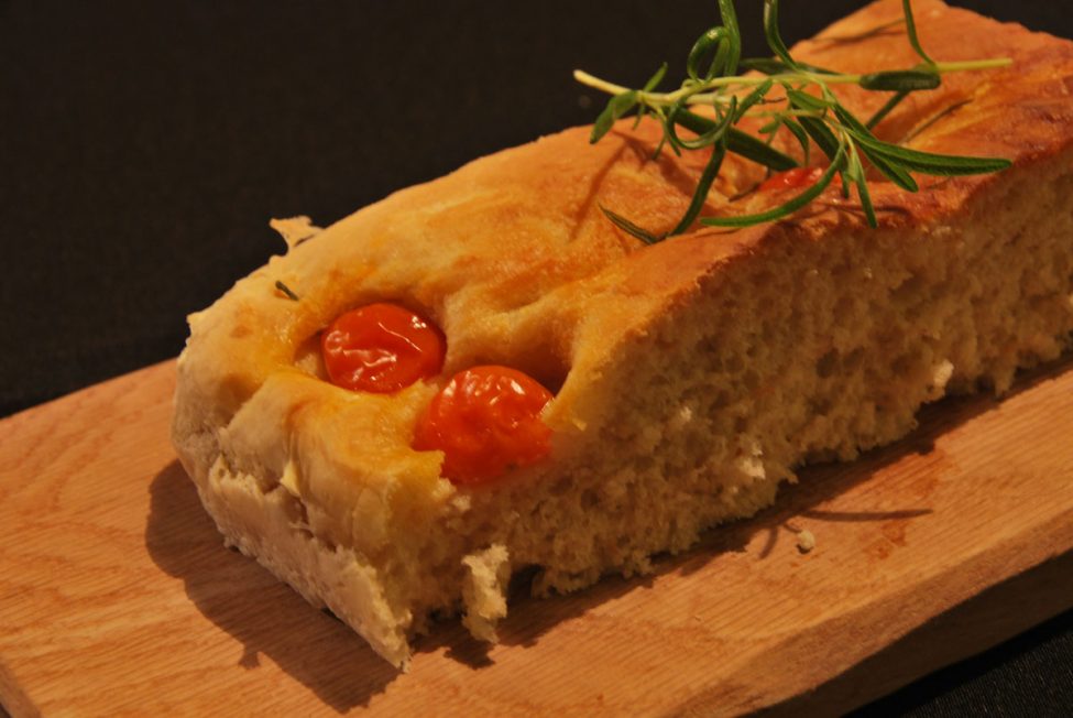 Italian cuisine: Focaccia met rozemarijn, zeezout en cherrytomaatjes