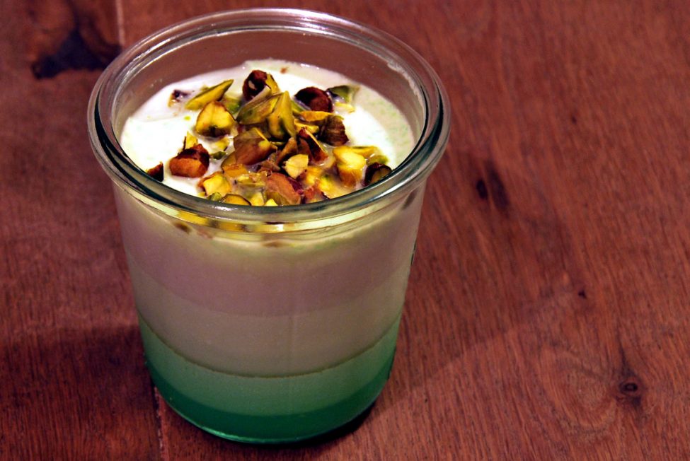 Kue lapis pudding (pudding met laagjes en pandan)