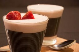 Aardbeienmousse zonder eieren én zonder suiker