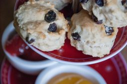 Scones met lemon curd, jam en clotted cream