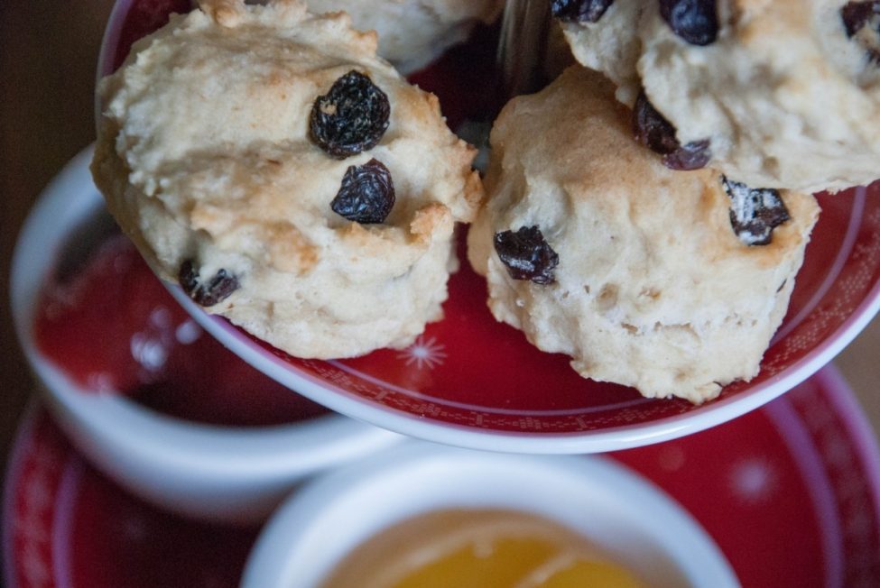 Scones met lemon curd, jam en clotted cream
