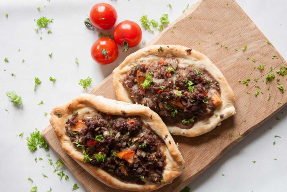 Turkse pide met gehakt (etli pide)