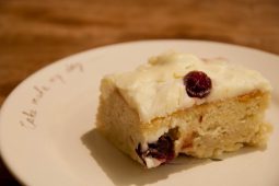 Cranberry cake met witte chocolade