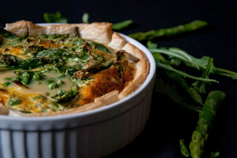 Aspergequiche met erwtjes en rucola
