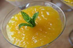 Steranijs panna cotta met mango saus