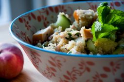 Superfood Sunday: quinoasalade met perzik en gerookte kip