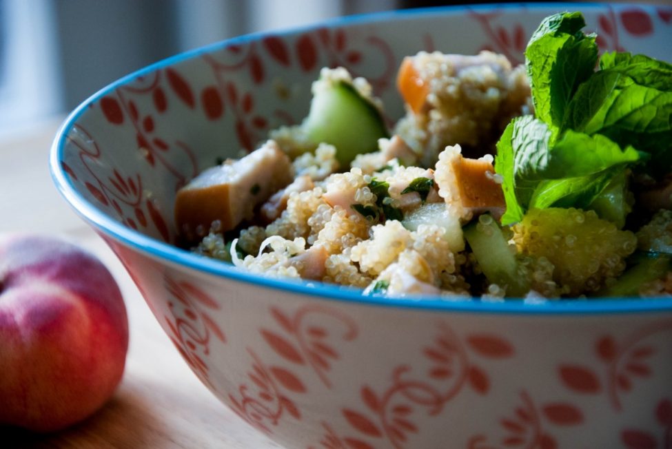 Superfood Sunday: quinoasalade met perzik en gerookte kip