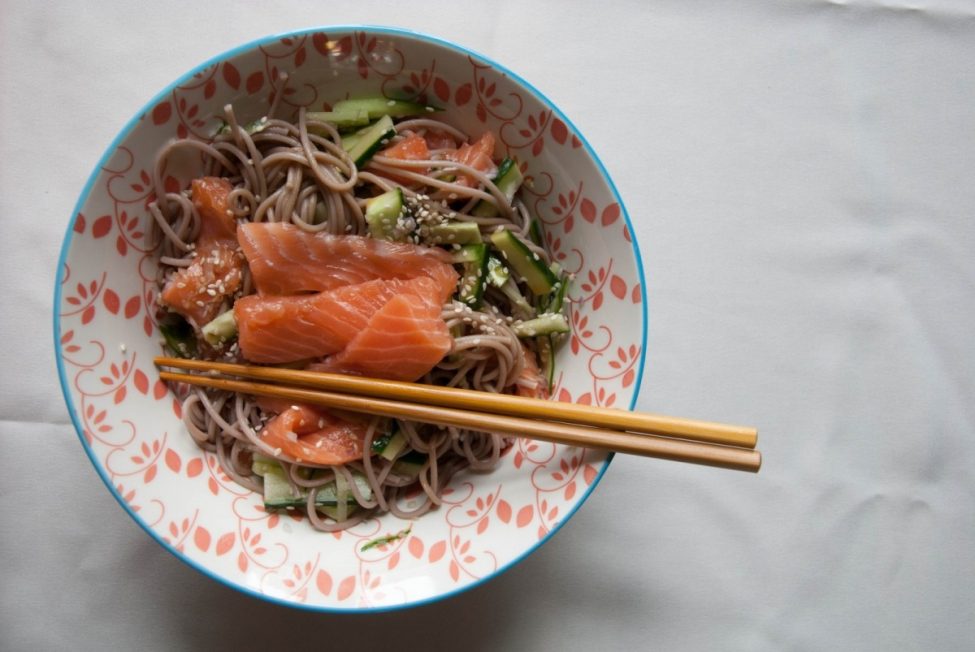 Pittige Aziatische salade met soba noodles