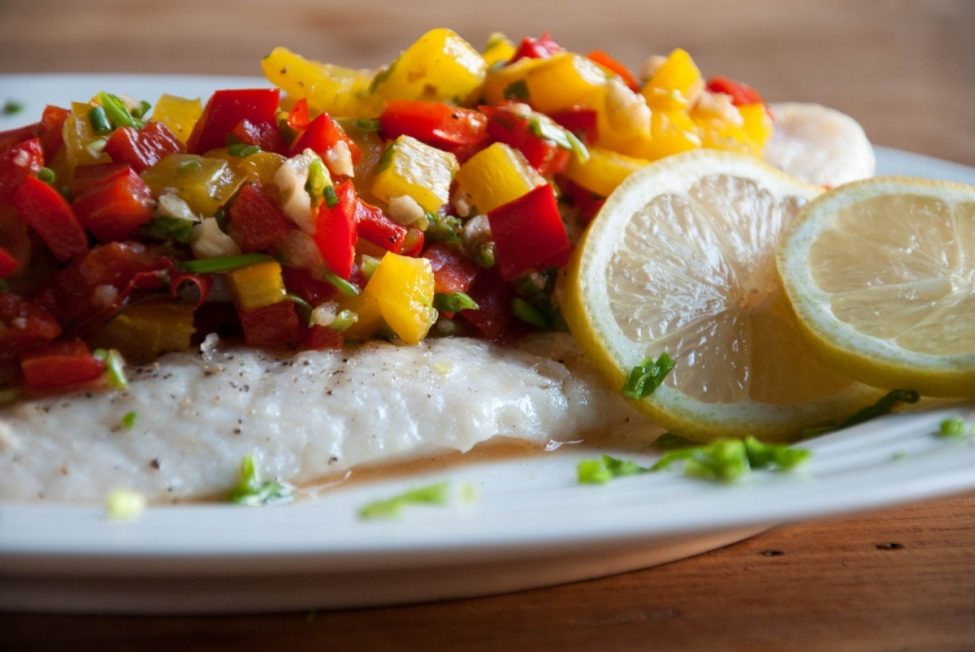 Ottolenghi geïnspireerde vis met paprika-hazelnoten salsa