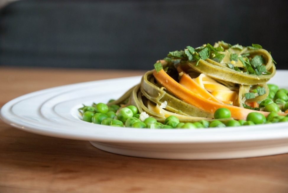 Budget: pasta met doperwten, munt, citroen en knoflook (€ 1,53 p.p.!)