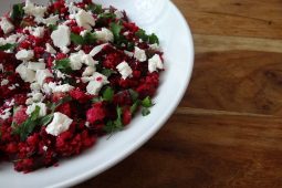 Rode bietensalade met couscous en feta