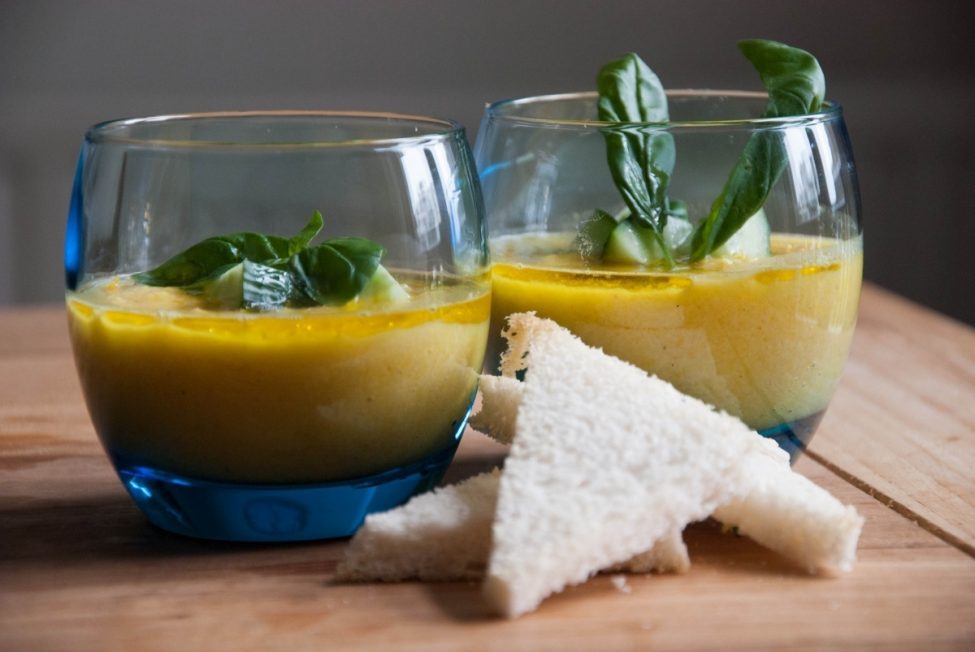 Zomerse pittige gele gazpacho