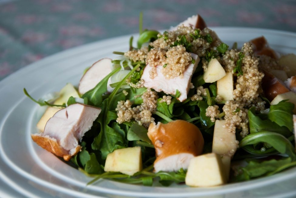 Zomerse salade met appel en kip