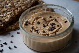 Cashewpasta met raw cacao nibs