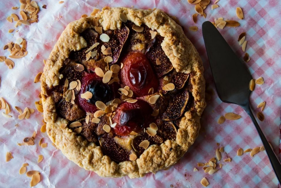 Vijgen en pruimen galette met een frangipane vulling