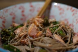 Zalm, bimi en soba noodles op Aziatische wijze