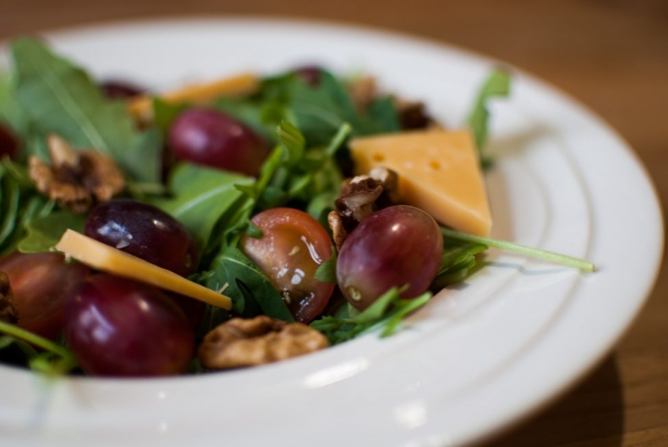 Herfstsalade met druiven en oude kaas