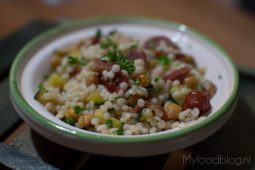 Parelcouscous met kikkererwten en zongedroogde tomaat