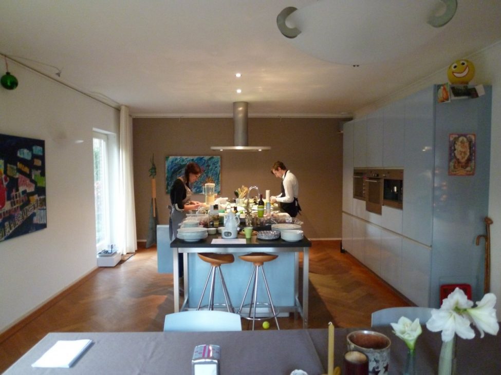 Kiprollade met feta, salie, citroen en walnoten op een pompoenmousseline
