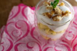 Mango trifle met witte chocolade en bitterkoekjes