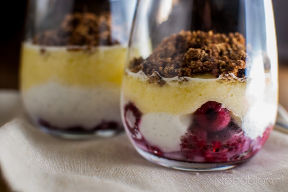 Gezond dessert met vanille, ananas en framboos