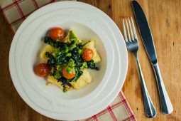 Gnocchi met pesto, tomaat en spinazie (+ zelf gnocchi maken!)