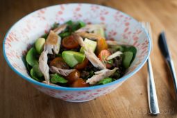 Linzensalade met makreel en avocado