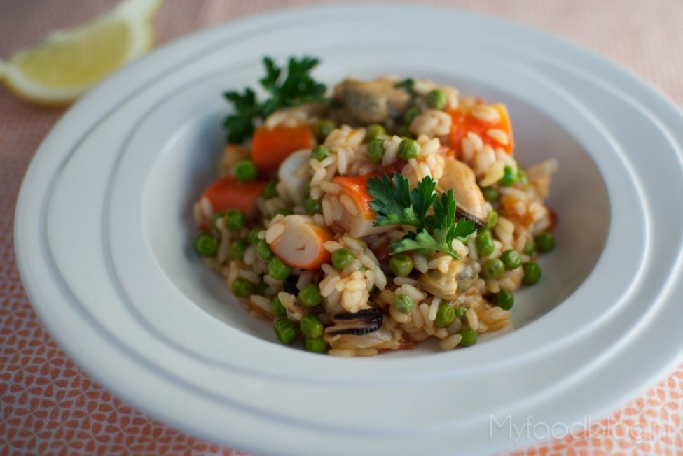 Spaanse paella met zeevruchten