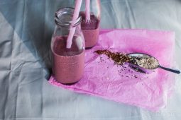 Ontbijt smoothie met havermout, kersen en cacao