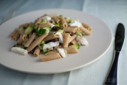 Vegetarische pastasalade met mozzarella