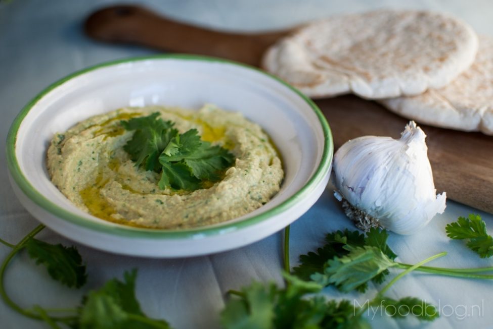 Hummus met koriander en limoen