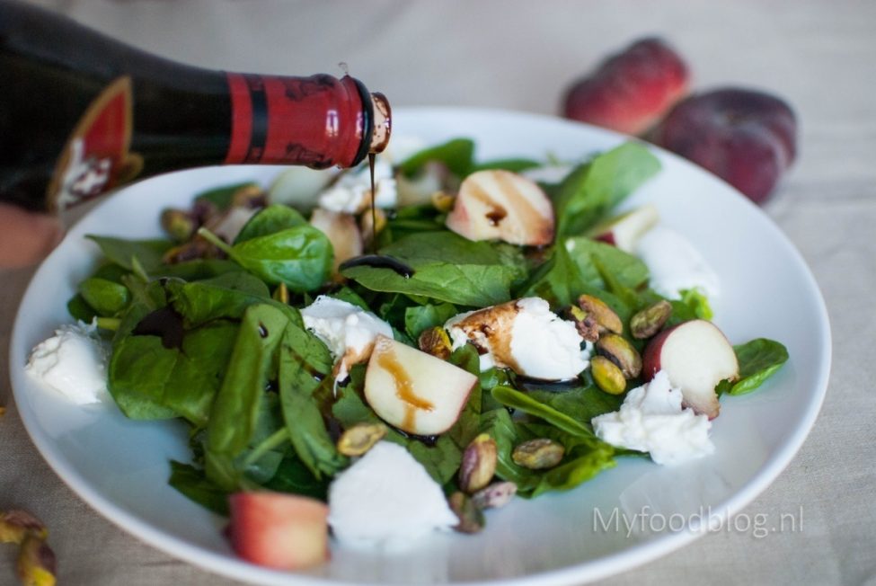 Zomerse salade met perzik en mozzarella
