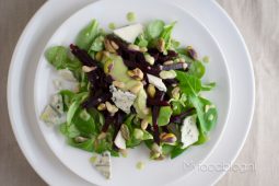Salade met bietjes, pistachenoten en avocado dressing