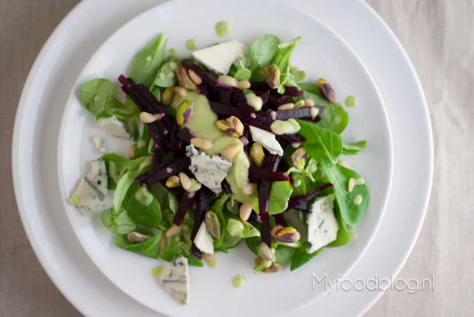 Salade met bietjes, pistachenoten en avocado dressing