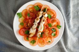 Citroenkip spiesjes met tomatensalade
