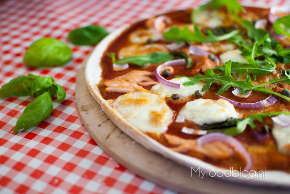 Pizza met zalm, mozzarella en rucola
