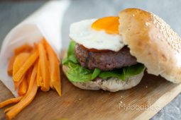 Super deluxe hamburgers met zoete aardappel frietjes